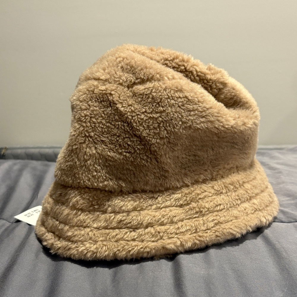 Hollister Faux Shearling Bucket Hat in Camel